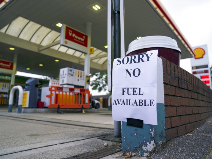 英国因运油车司机不足导致的汽油荒，到近日仍持续。AP资料图片