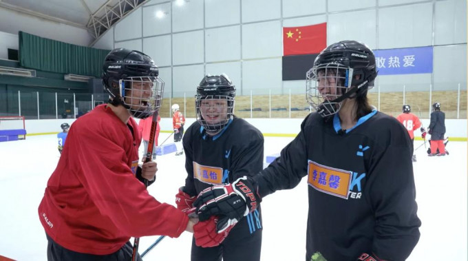 三位冬奧義工(左起)蘇雍竣、蘇嘉怡及李嘉韾，透過冰球訓練增強團隊士氣。駐京辦提供圖片