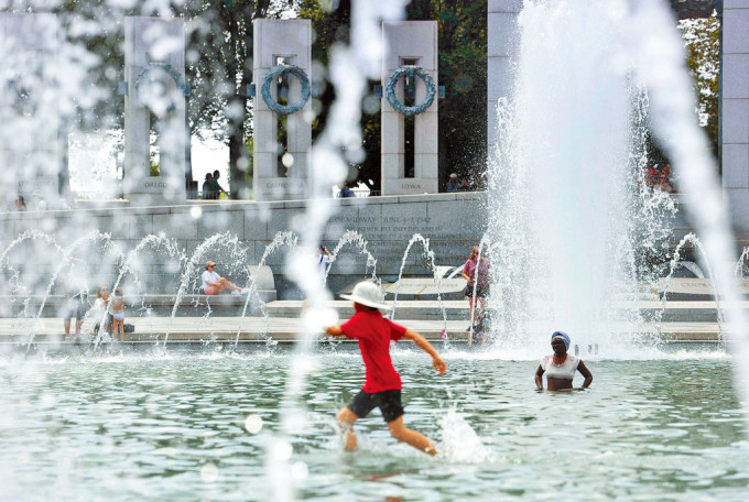 在華盛頓，有遊客跳進二戰紀念碑的噴泉解暑。