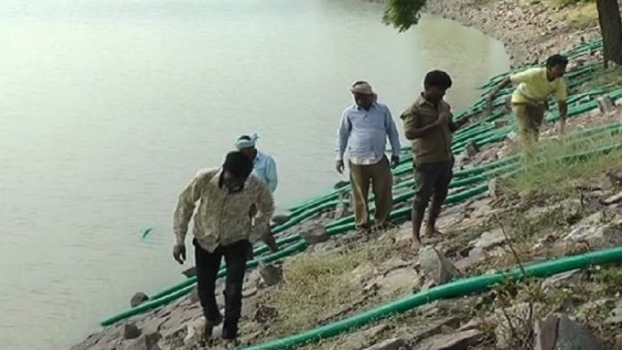 印度村民宁愿抽乾14个足球场大的湖泊。网上图片