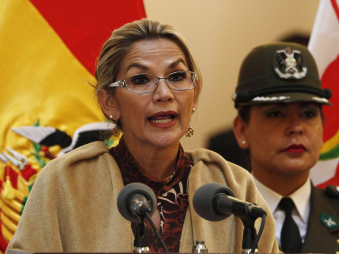 玻利維亞臨時總統阿涅斯簽署並頒布新選舉法案，她承諾新選舉將會「乾凈、公正、透明」。AP