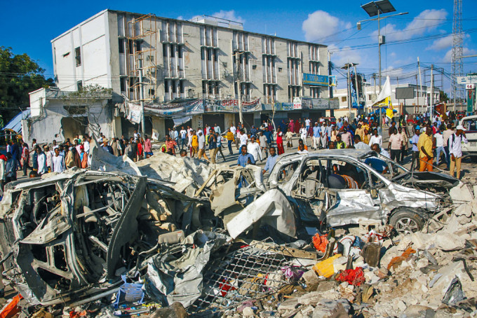 索马里首都摩加迪沙连环汽车炸弹袭击现场。