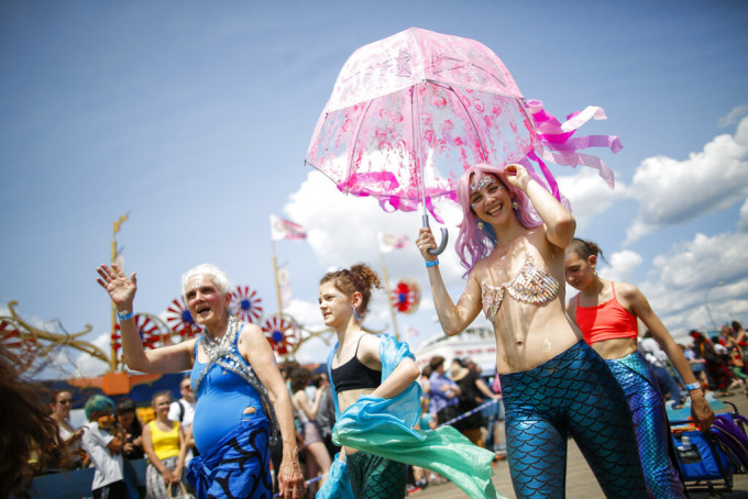 美人鱼巡游周六在纽约科尼岛举行。　AP图片