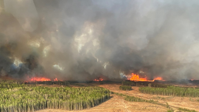 艾伯塔省山火持续蔓延。路透社