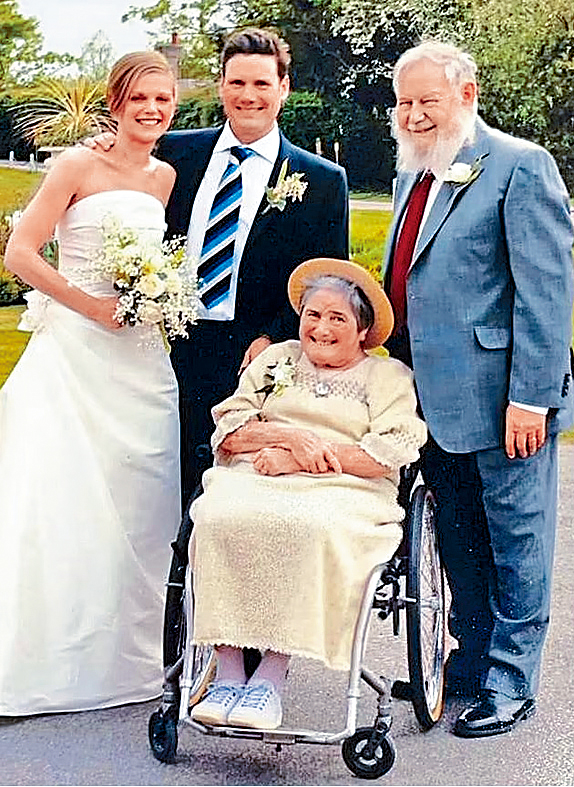 施紀賢與維多利亞2007年結婚，與岳父岳母合照。