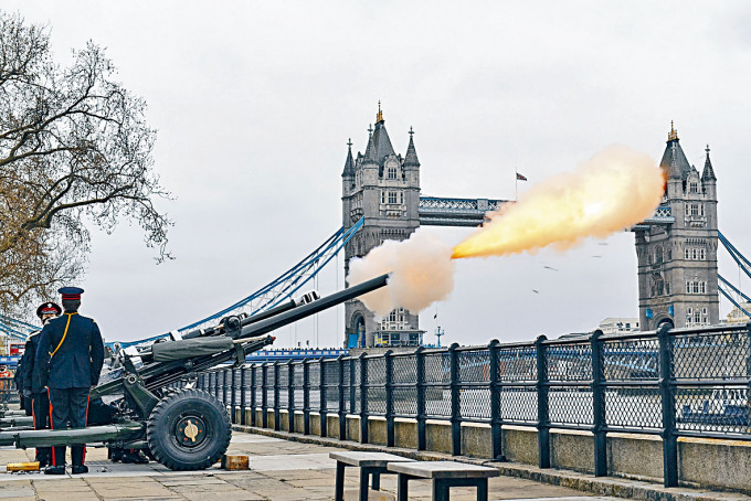 ■英國皇家禮炮隊在倫敦塔旁鳴炮四十一響，向菲臘親王致敬。