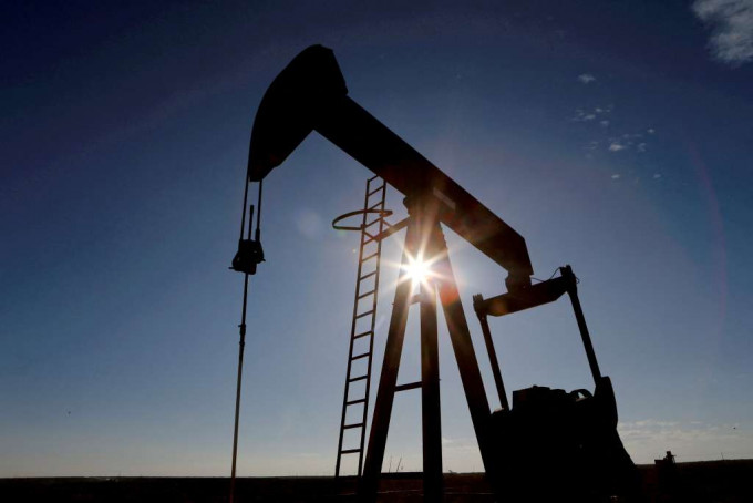 市場憂慮Omicron疫情打擊原油需求，拖累油價結束2天升勢，跌約2%。路透社圖片