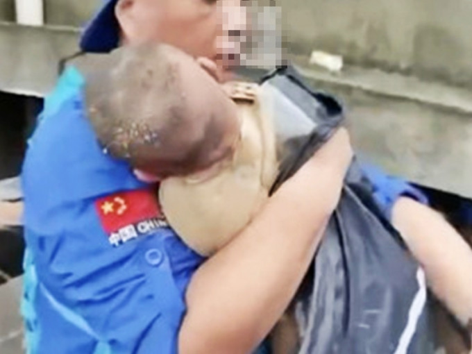 有救援队昨日从郑州荥阳一个坍塌房屋的废墟中，救出一名约3个月大的婴儿。网图