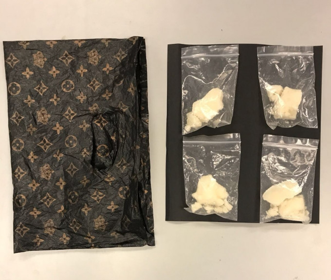 載毒品的膠袋及警方檢獲的霹靂可卡因。 警方圖片