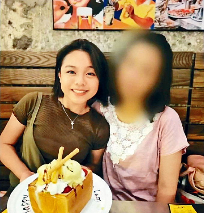 陳彥霖母親去年接受電視台訪問時，展示與女兒的合照。無綫電視畫面