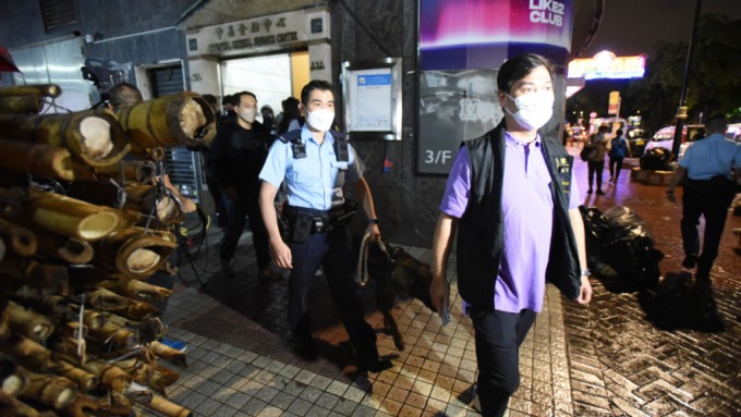 警方今日（25日）晚上带同警犬于尖沙嘴区内娱乐场所高调执法。尹敬堂摄