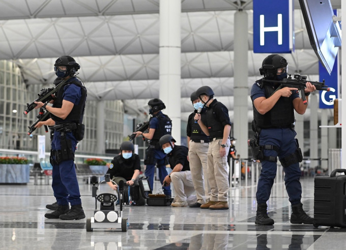 警隊談判專家模擬利用談判機械人與恐怖分子進行談判。 警方提供