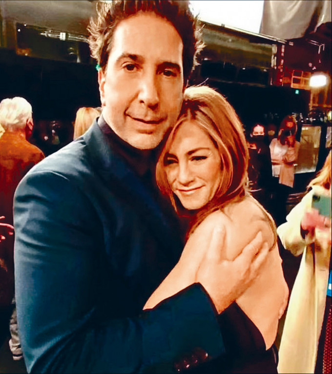 David公開跟珍妮花擁抱的照片，他在特輯中自爆拍《老友記》第一季時已對女方有好感。