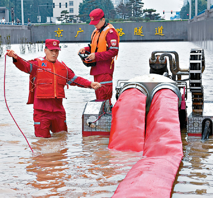 ■救援人員在鄭州排澇作業。