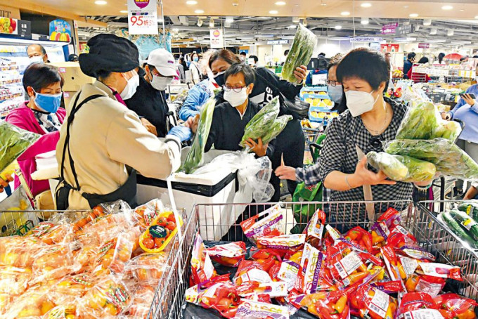 本港超市出现「抢粮潮」，有市民直言「恍如战场」。