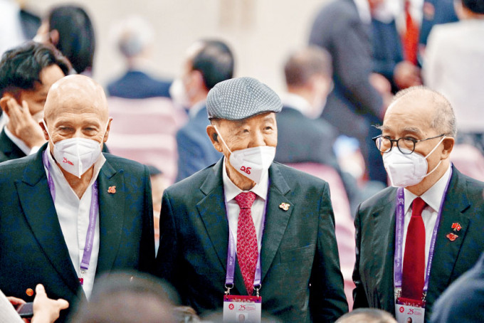 嘉华集团主席吕志和（中）及兰桂坊集团主席盛智文（左），昨出席第六届政府就职典礼。