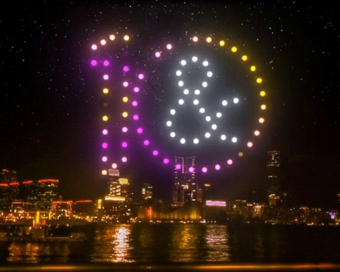 无人机将在维港夜空以灯光砌出「10」字样。旅发局模拟短片截图