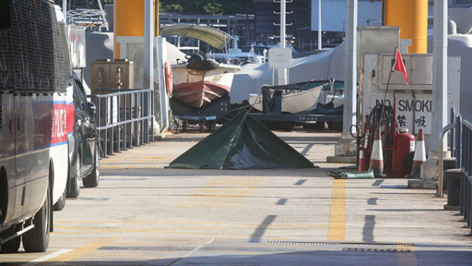警方将遗体送往香港仔水警基地。