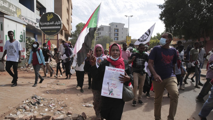 苏丹周六有过万人上街示威。美联社图片