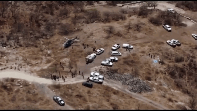 墨西哥警方在搜尋失蹤7人的過程中，在峽谷意外發現45袋人體殘骸。AP影片截圖