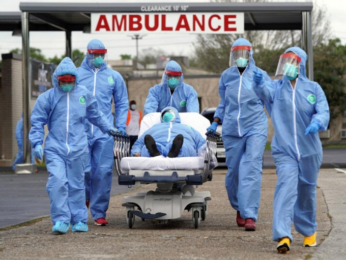 全球新冠疫情破70万，多国拉起警报实施隔离。AP