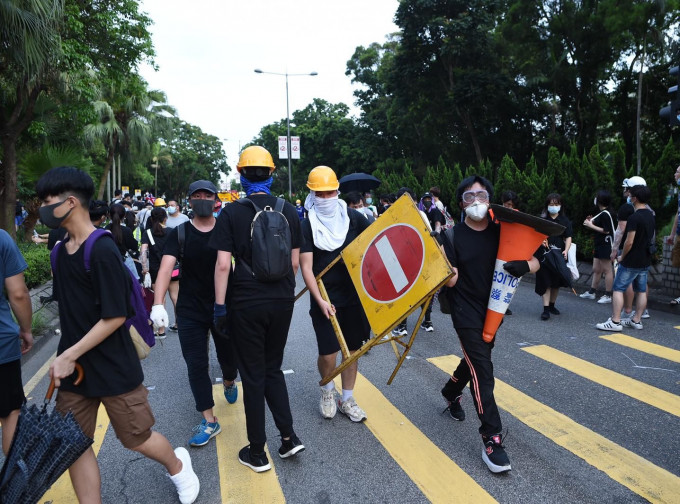 警方在上水广场附近行人天桥及地面，与示威者发生冲突。