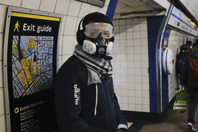 倫敦地鐵站內，有乘客戴豬咀面罩。AP