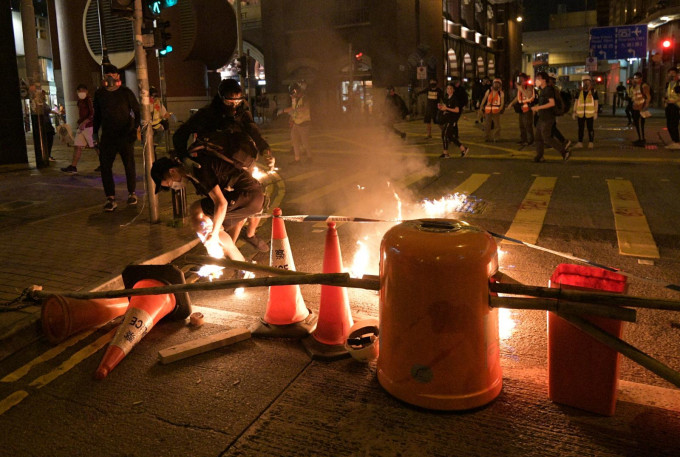 當晚集會演變衝突警方當晚進行驅散行動並制服多人。