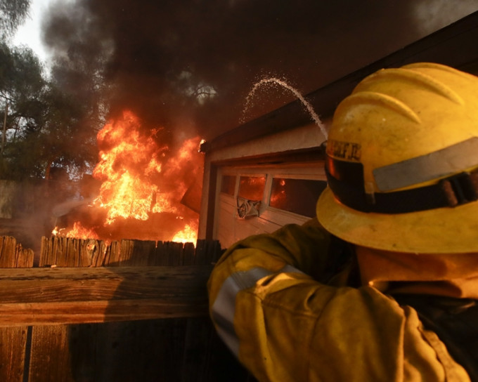 现时有大约一千名消防员参与救火工作。美联社