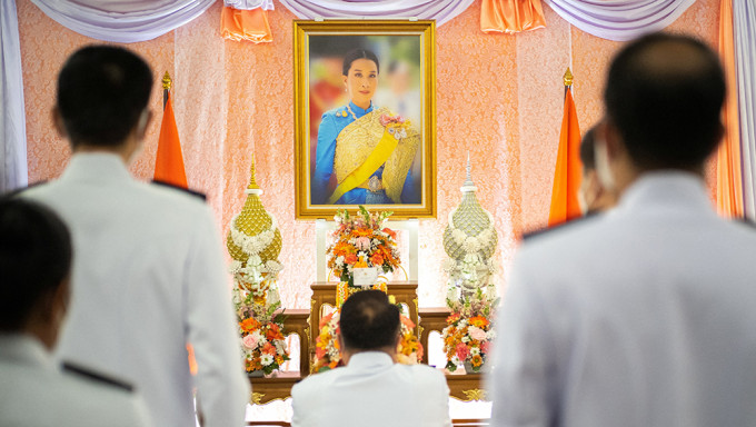 官員們在泰國大公主帕差拉吉帝雅帕的照片前致以敬意。路透