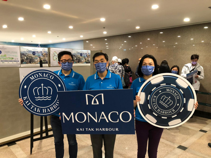 会德丰黄光耀(图中)称，MONACO高层三房每尺27822元，创项目新高。左为杨伟铭、右为陈惠慈