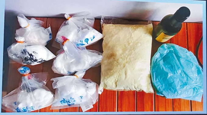 警方在被捕男子蓝田住所，检获七包共重一点五公斤粉末，初步确认是硝酸钾及硫磺，同是爆炸品原材料。
　　