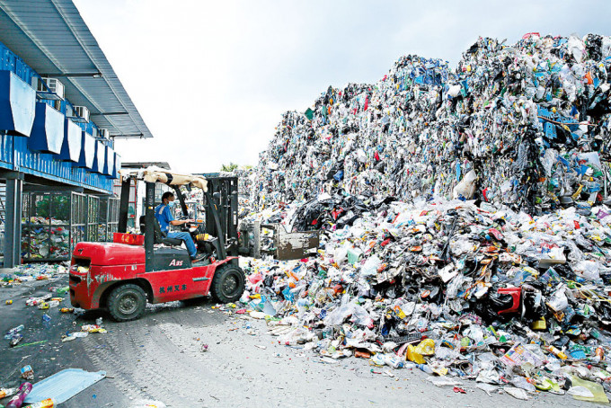 废塑胶为本港的第二大都市固体废物，每日弃置量达2,331公吨。