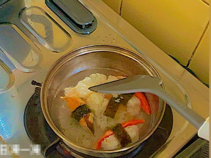 1名女子因身体不适，忽发奇想将蟹柳寿司加水炮制「海鲜粥」。连登讨论区图片
