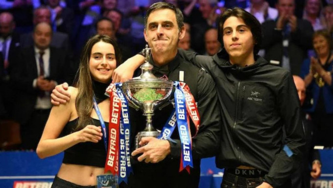 奥苏利云与儿子、女儿一同分享夺冠喜悦。World Snooker图片