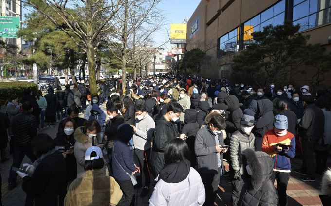 韓國民眾排隊購買口罩。AP