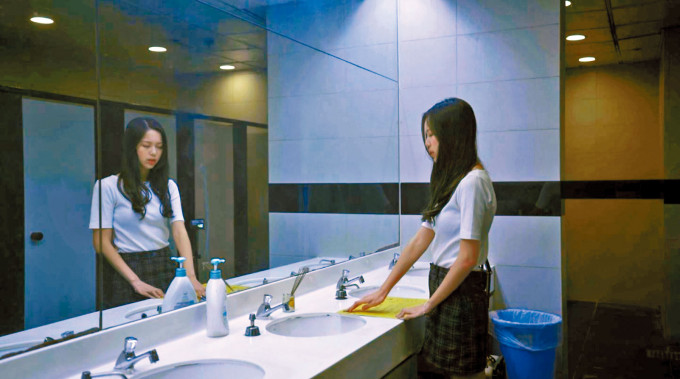 胡敏芝被节目安排挑战洗手间内玩碟仙，期间发生不少怪事。