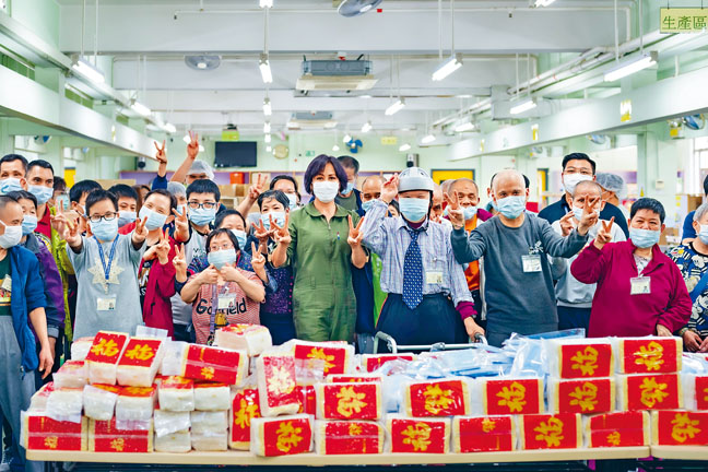 嘉玲庇護工場派抗疫物資送暖 星島日報 嘉玲庇護工場派抗疫物資送暖 星島日報