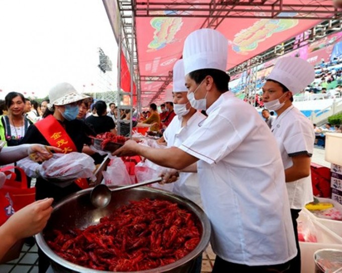 江苏办美食周，50吨小龙虾光速售罄。网上图片