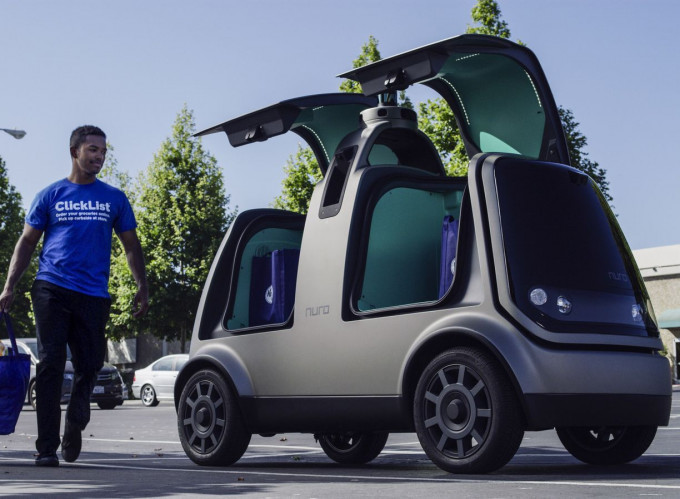 连锁超市Kroger Co和矽谷自动驾驶汽车新创企业Nuro合作，在亚利桑那州使用自驾车送货服务。AP