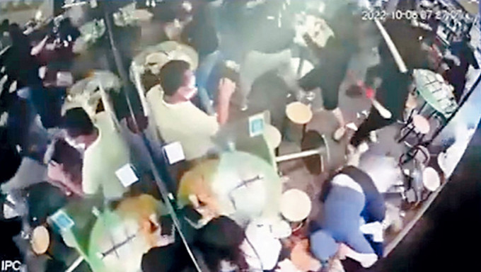 六名大汉上周六闯入餐厅，向三人挥刀棍施袭。