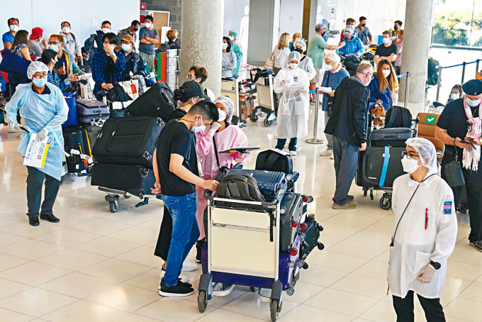 大批旅客周一抵达曼谷苏凡纳布国际机场。