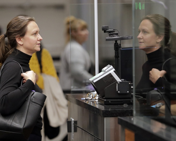 臉部辨識軟件將把乘客臉部特徵，與國土安全部旅遊資料庫內的儲存資料進行比對。AP