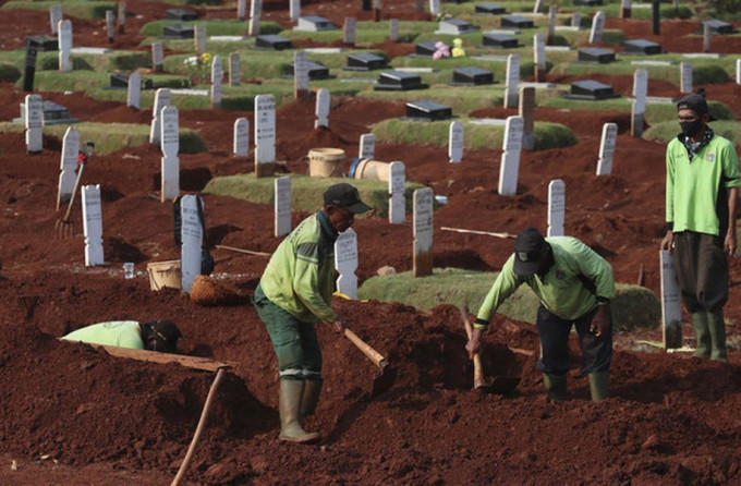 印尼罚拒戴口罩者到公墓挖坟。 AP