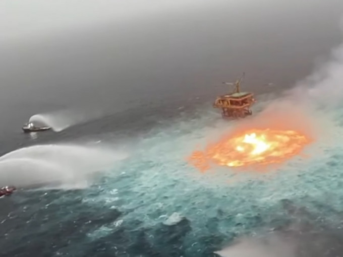 墨西哥湾天然气管泄漏并起火，大火在海面上燃烧。影片截图