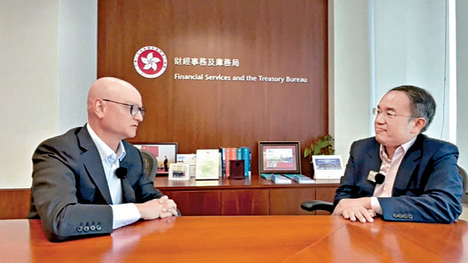 許正宇(右)再度駁斥「香港玩完」的言論。