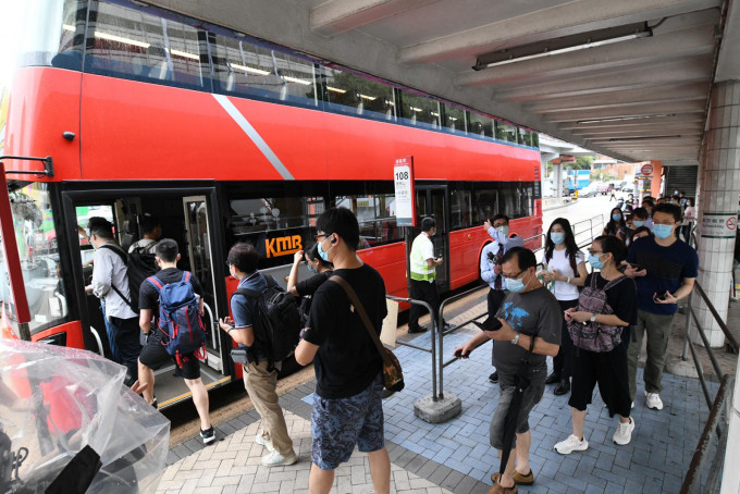 红隧巴士站有大批市民到等车返工，部分巴士站「打蛇饼」。