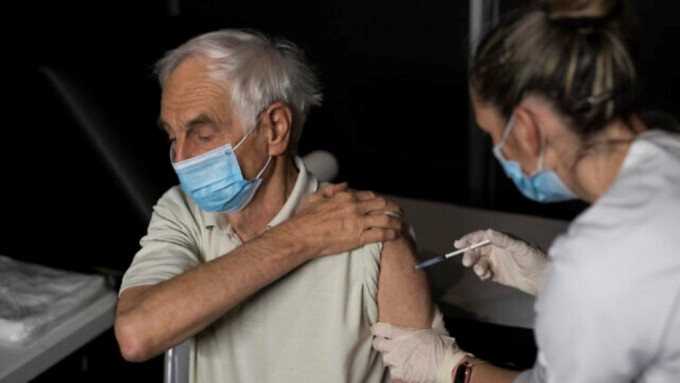 法國宣布將開始為80歲以上打第4針疫苗。AP