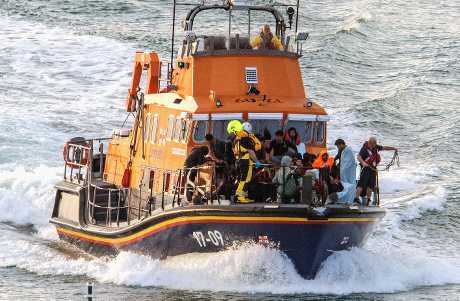 偷渡船在英伦海峡沉没后，救援人员载人蛇驶向岸边。 路透社