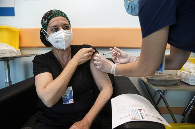 智利医护人员接种疫苗。AP图片